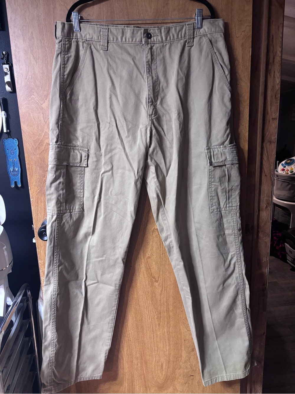Men's Wrangler Cargo Pants in Khaki